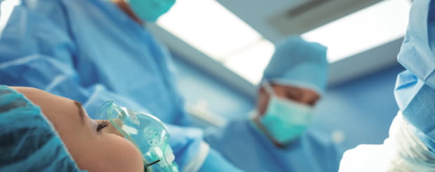 Médicos realizando cirurgia no crânio de uma mulher